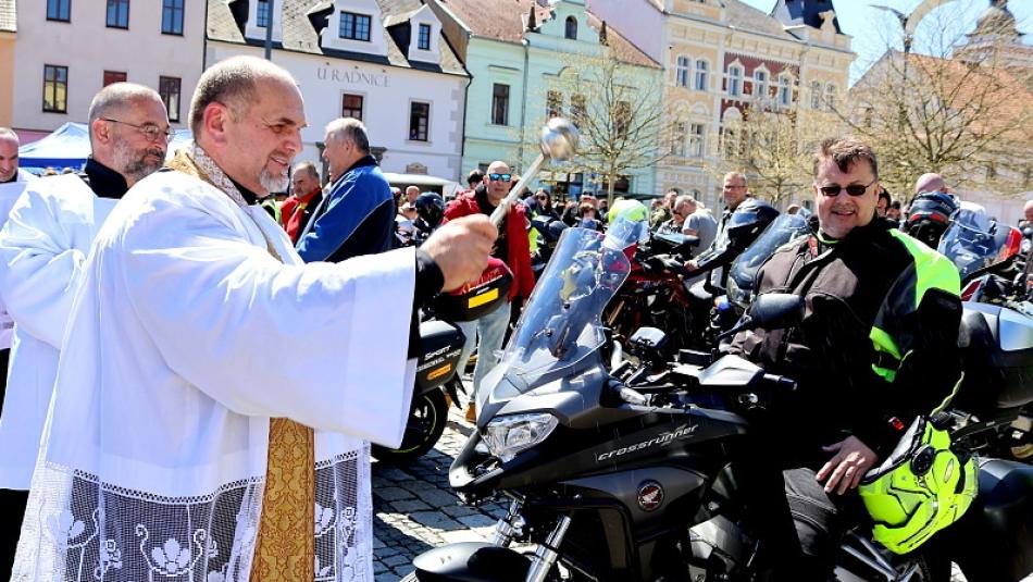 Stříbrský farář v neděli požehnal sedmi stovkám motorkářů