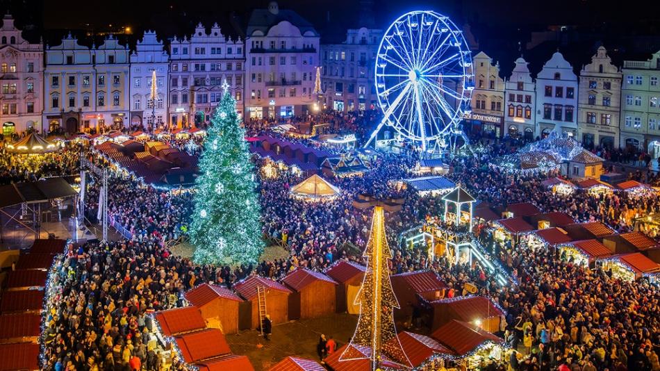 Plzeň slavnostně rozsvítila svůj vánoční strom na náměstí Republiky