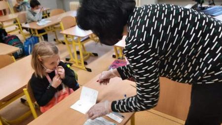 Testování žáků na covid v Plzeňském kraji zatím odhalilo minimum pozitivních