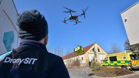 Plzeňské drony budou zachraňovat životy, jsou rychlejší než sanitky