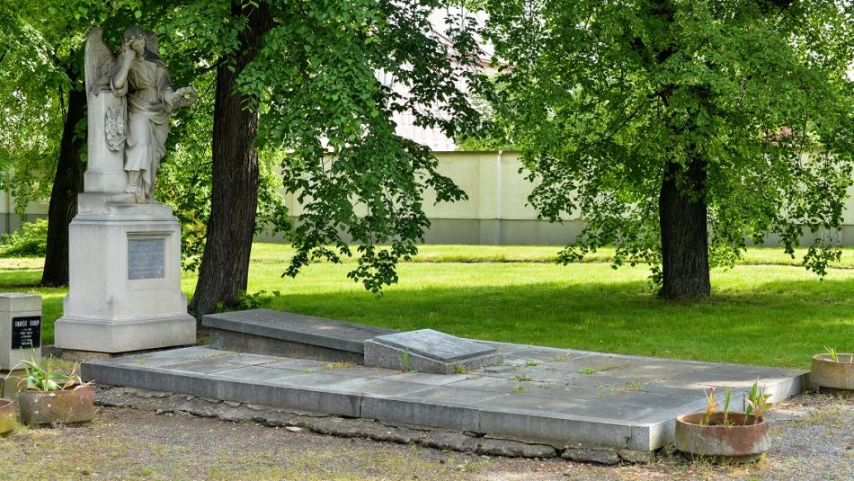 Plzeň plánuje zrestaurovat Tylův náhrobek