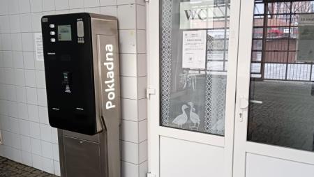 Bezdomovci v Aši okupují veřejné záchodky. Za elektřinu pro přímotopy, kterými si uvnitř topí, zaplatilo město už 200 tisíc korun!