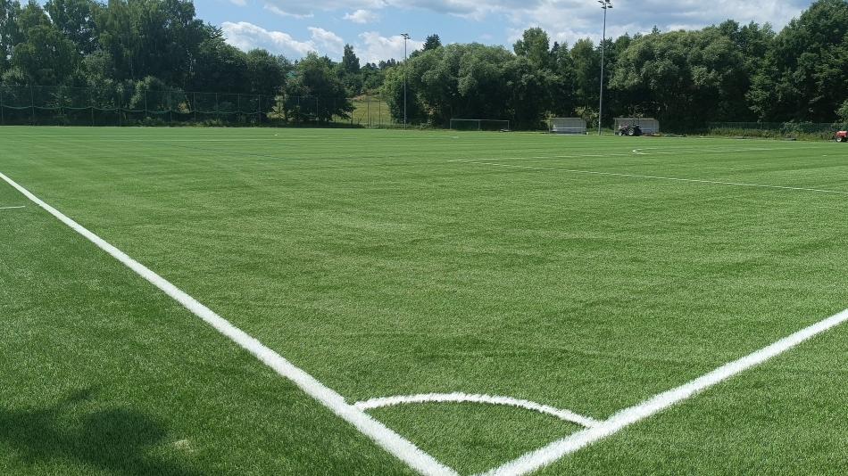 Tachovské sportoviště má novou umělou trávu. Dočká se zápasů z vyšších soutěží?