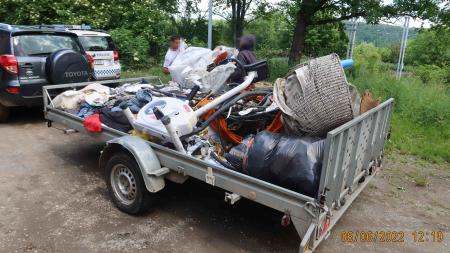 Bezdomovci po sobě uklízeli odpadky, připravený přívěs naplnili dvakrát