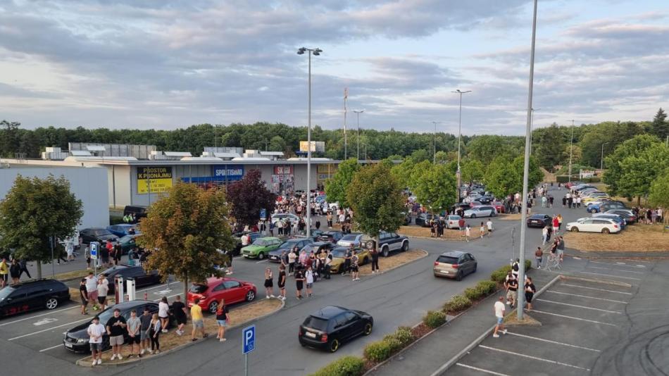 V Plzni se konal sraz tuningových vozidel, policisté rozdávali pokuty