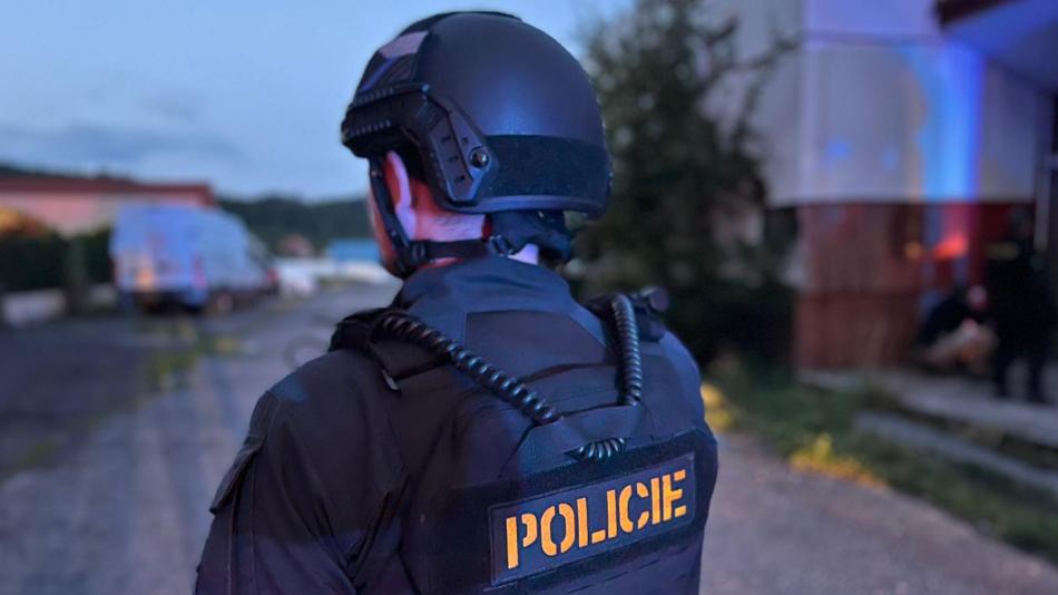 Agresivní muž vyhrožoval sekerou v opuštěném hotelu v Mariánských Lázních. Skončil na psychiatrii