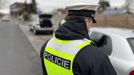Video: Řidič s platným zákazem řízení ignoroval výzvy k zastavení, policie ho zadržela