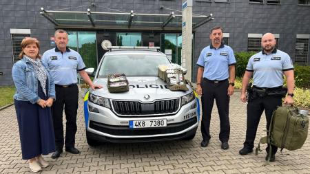 Policisté ve Žluticích a Bochově dostali nové záchranářské batohy