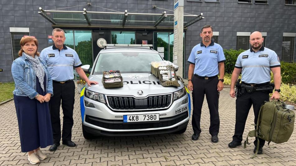 Policisté ve Žluticích a Bochově dostali nové záchranářské batohy