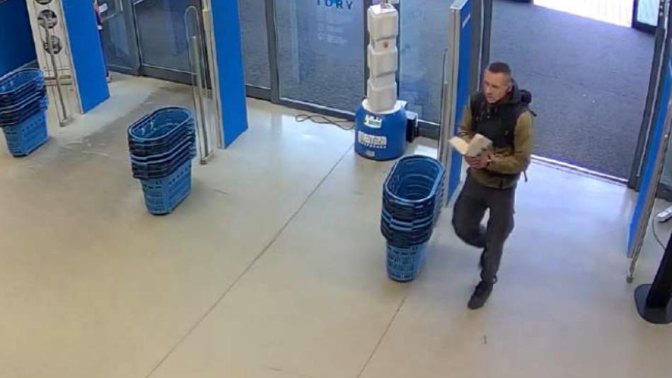 Nechal si ukázat kolo a ujel. Policisté pátrají po drzém muži na fotce!