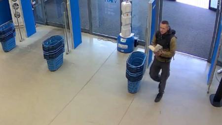 Nechal si ukázat kolo a ujel. Policisté pátrají po drzém muži na fotce!