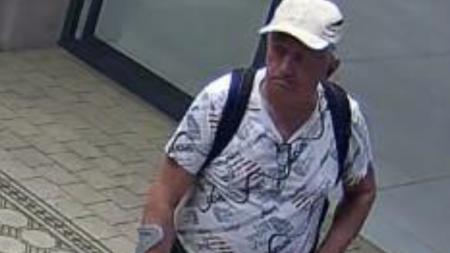 Muž zapomněl v bankomatu platební kartu. Nálezce z ní vybral peníze