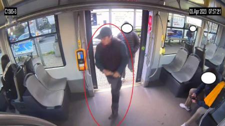 V tramvaji začal masturbovat cestující. Policisté hledají muže na fotce!