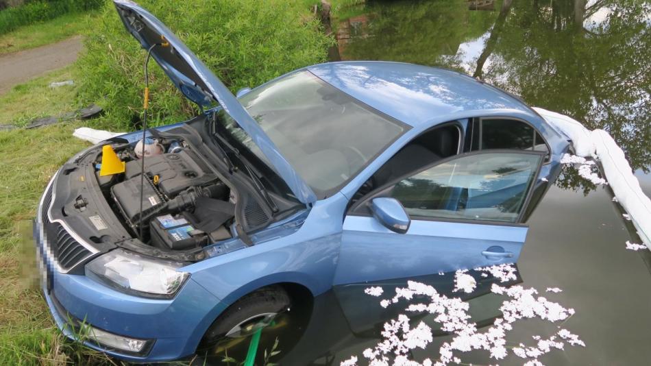 Nehoda u Bochova: Auto po srážce sjelo do rybníka, dvě ženy skončily v nemocnici