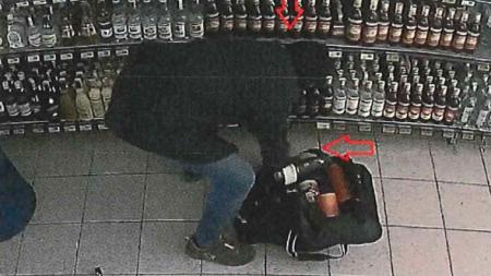 Muž s kuklou na hlavě vykradl prodejnu v Plzni na Slovanech. Zachytila ho kamera!