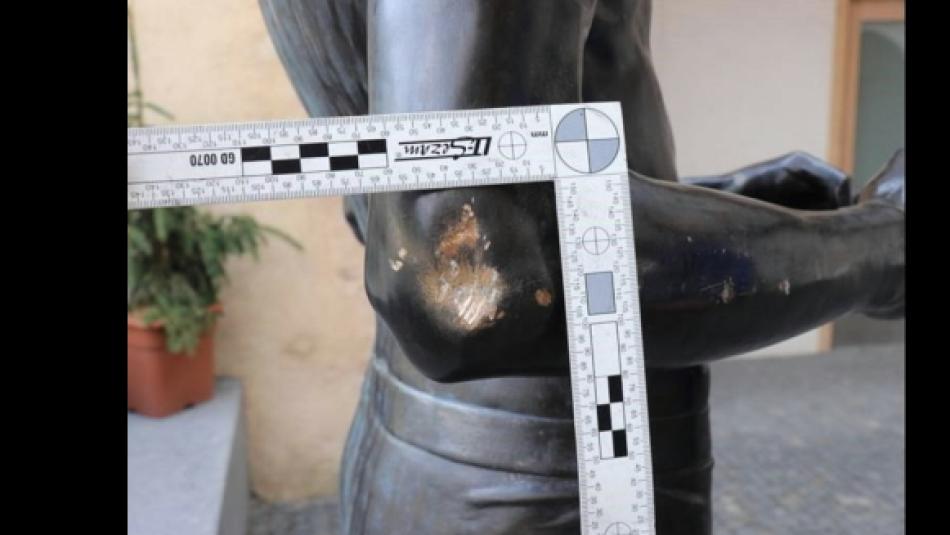 Povalil bronzovou sochu, vytrhl upevňující tyč a způsobil škodu za 400 000 korun