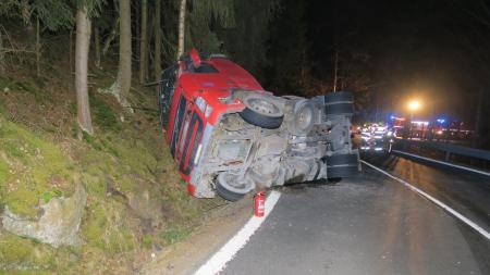U Bečova nad Teplou havaroval nákladní automobil, škoda přesáhne 400 tisíc korun