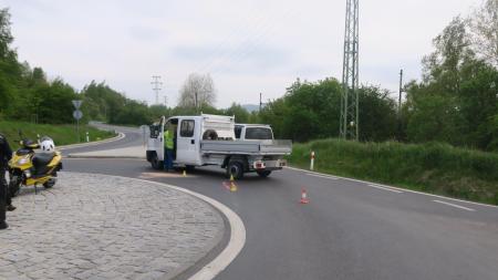U Karlových Varů došlo ke střetu nákladního automobilu se skútrem. Policisté hledají svědky