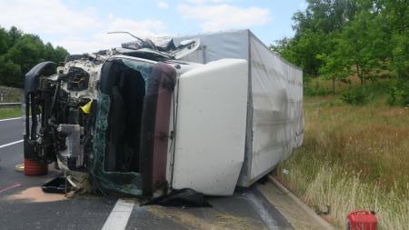 Řidiče na dálnici D6 přepadl mikrospánek. Škoda přesáhne 1,7 milionu korun