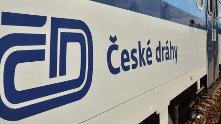 V Plzni na Valše najel vlak do stromu, cestující museli evakuovat!