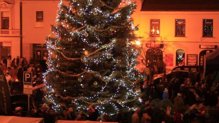 Vánoční strom v Rokycanech se rozsvítí v sobotu 2. prosince. Do města přijede poštovský panáček!