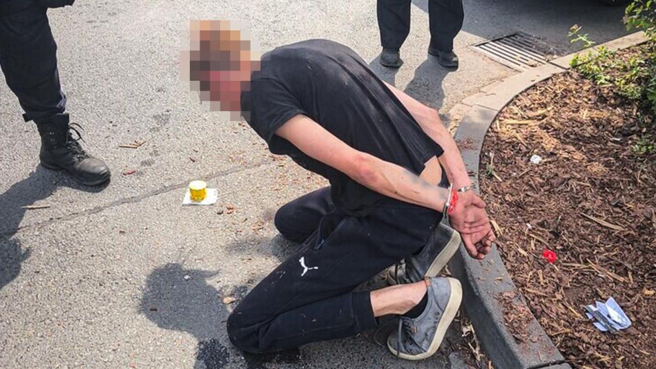 Před strážníky chtěl zapálit plechovku s ředidlem a sám pak skončil v poutech