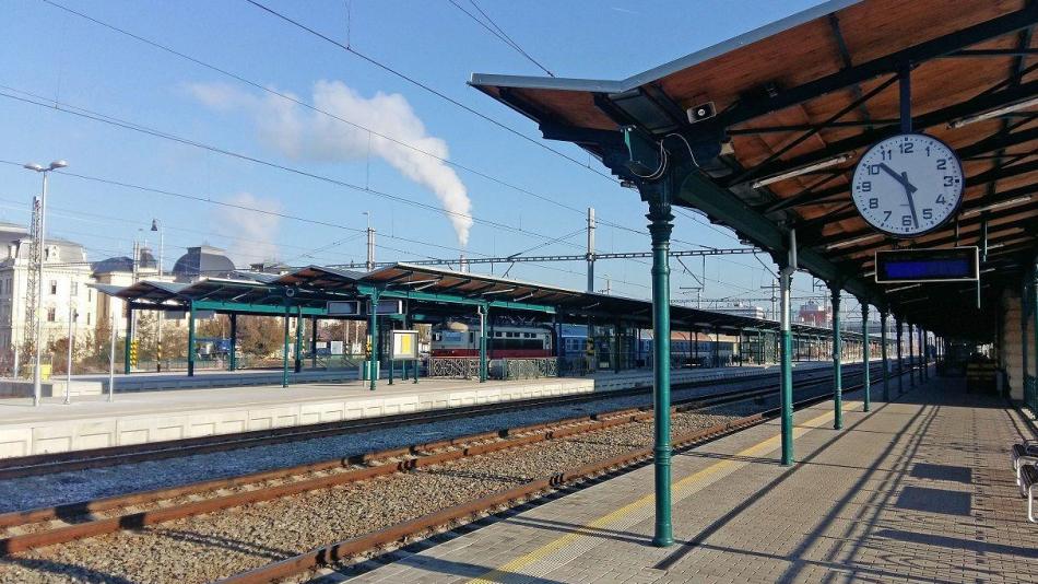 Odpornou krádež na nádraží v Plzni řeší policisté, zloděj vzal peníze zraněné seniorce