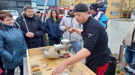 Trojka zve na zabijačky i na karneval!