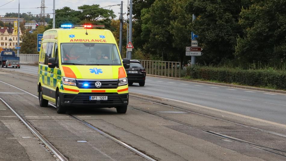 Řidič zazmatkoval a vjel na tramvajovou zastávku. Srazil matku s dítětem!