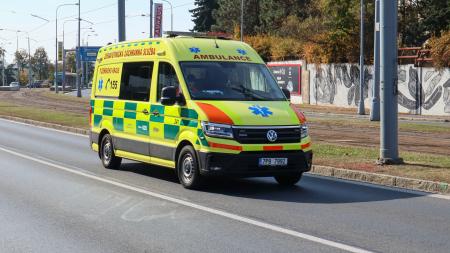 Aktualizováno: Vážná nehoda na Borech. Řidič narazil autem do stromu, těžce se zranil