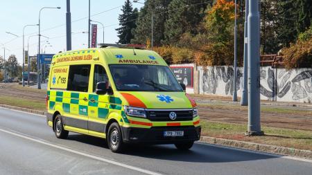 Vážná nehoda na sjezdu do Litic. Řidič skončil v kritickém stavu v nemocnici