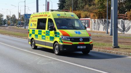 Cyklista havaroval u přechodu pro chodce. Mělo ho srazit nákladní auto!