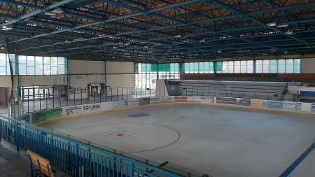 Navzdory tropickému počasí v Rokycanech vyrábějí led pro zimní stadion