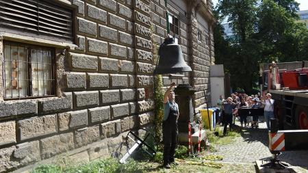 Na věž kostela v centru Plzně se po osmdesáti letech vrátil velký zvon