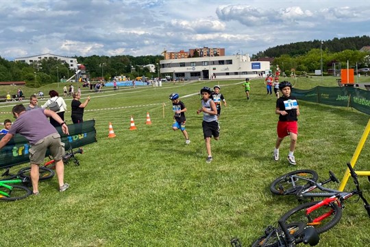 Triatlon v Plzni rozpohyboval děti nejen z dětských domovů