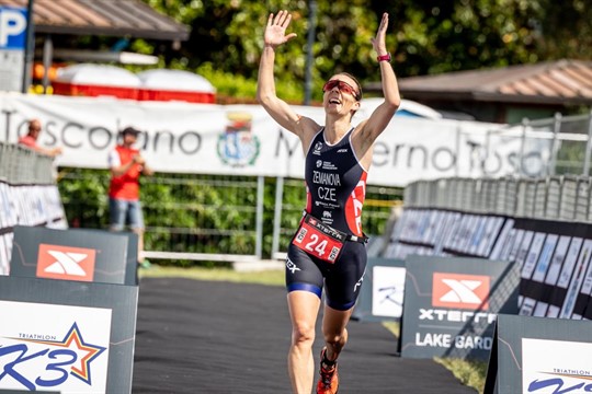Terénní triatlonistka Zemanová bere zlato z XTERRA Světového poháru na Gardě