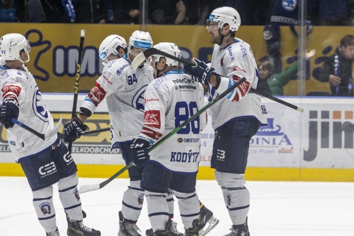 Geniální trenérský tah šokoval, odvážné odvolání gólmana přineslo bod navíc