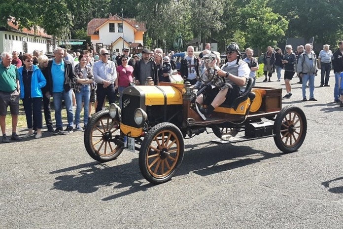 XXXIII. Jízda historických vozidel okolím Plzně přivábila obrovské množství zájemců a fanoušků
