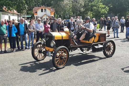 XXXIII. Jízda historických vozidel okolím Plzně přivábila obrovské množství zájemců a fanoušků