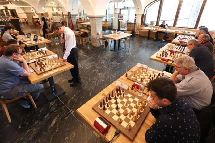 Domažlický šachový oddíl oslavil kulaté výročí, jeho členové vyzvali mistra ČR Davida Navaru