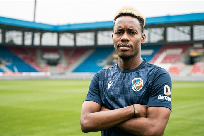 Viktoria reaguje na problémy v zadních řadách! Na testy přivádí liberijského obránce