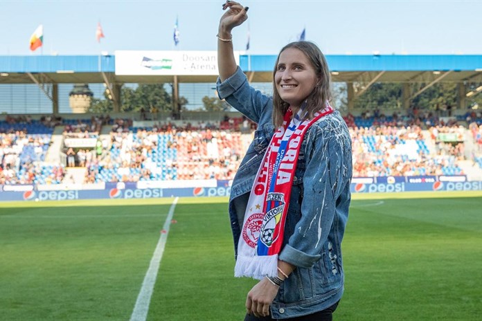 Wimbledonská vítězka Vondroušová dorazí do Plzně!