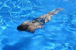 Na co si dát v létě pozor: Menstruace a koupání, jde to dohromady?