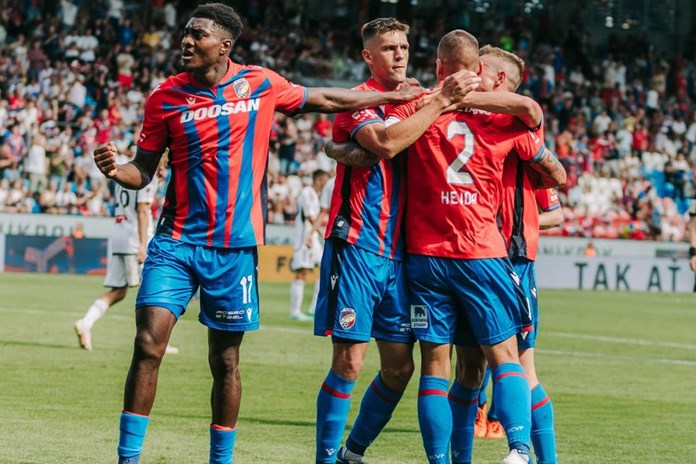 Slepené góly na konci poločasu rozhodly. Plzeň po výhře nad Olomoucí stoupá tabulkou