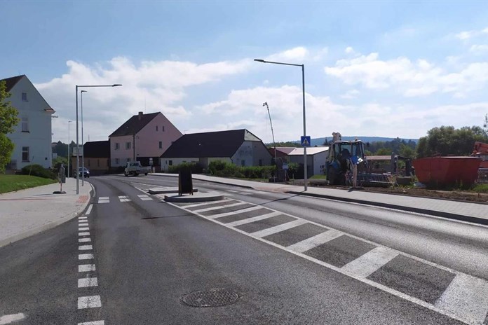Práce na opravě hlavního tahu v Nezvěsticích pro letošní rok končí