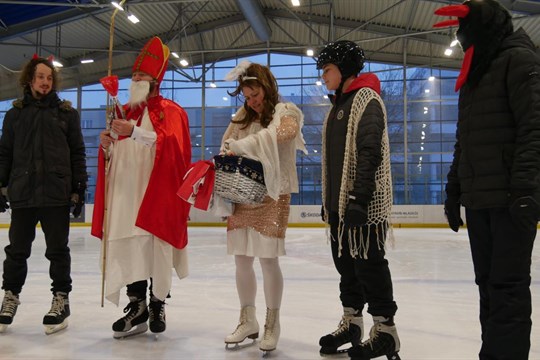 Mikuláš se svým doprovodem dnes naděloval na ledě!