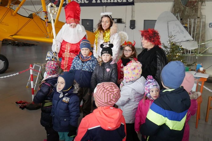 Mikuláš, čert a anděl přišli za dětmi i na letiště!