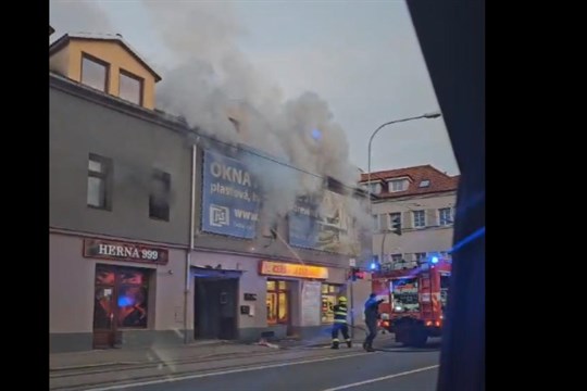 VIDEO: V jednom z domů v Plzni na Slovanech hořelo, 13 lidí skončilo v nemocnici!