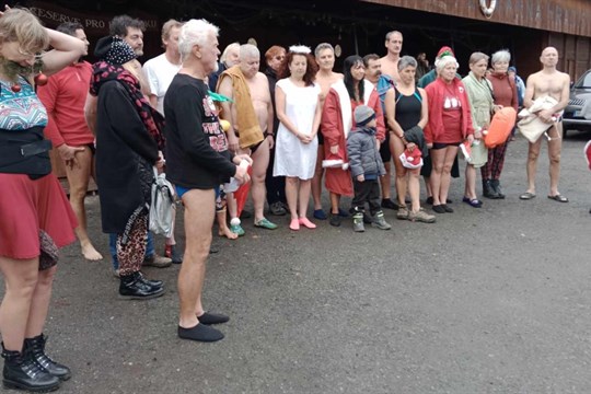 Otužilci opět slavili Štědrý den ve vodě!