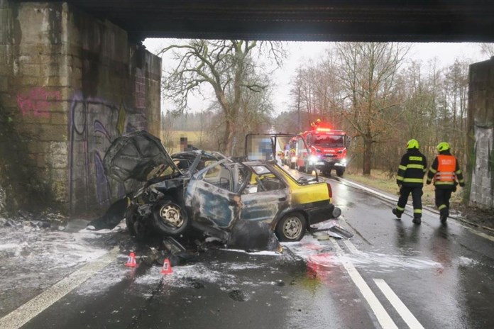 Řidič u Františkových Lázní narazil do viaduktu. Letěl pro něj vrtulník